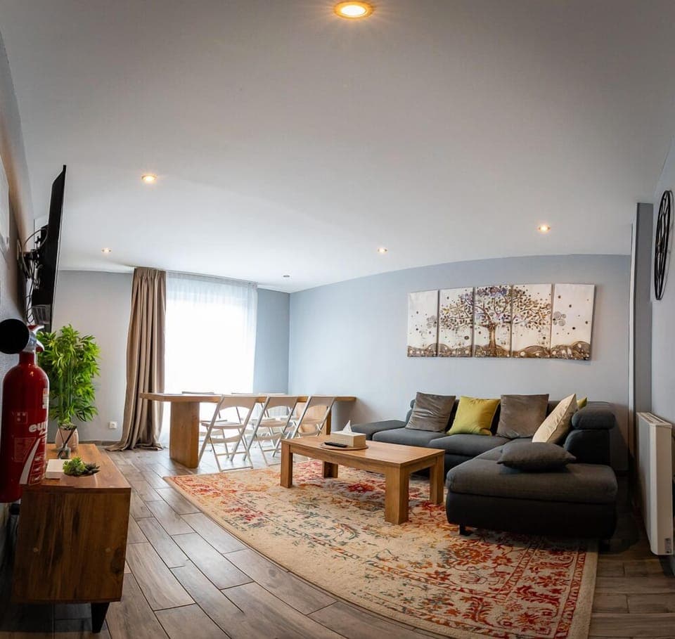 Standard Twin Room | Living area | Flat-screen TV, books