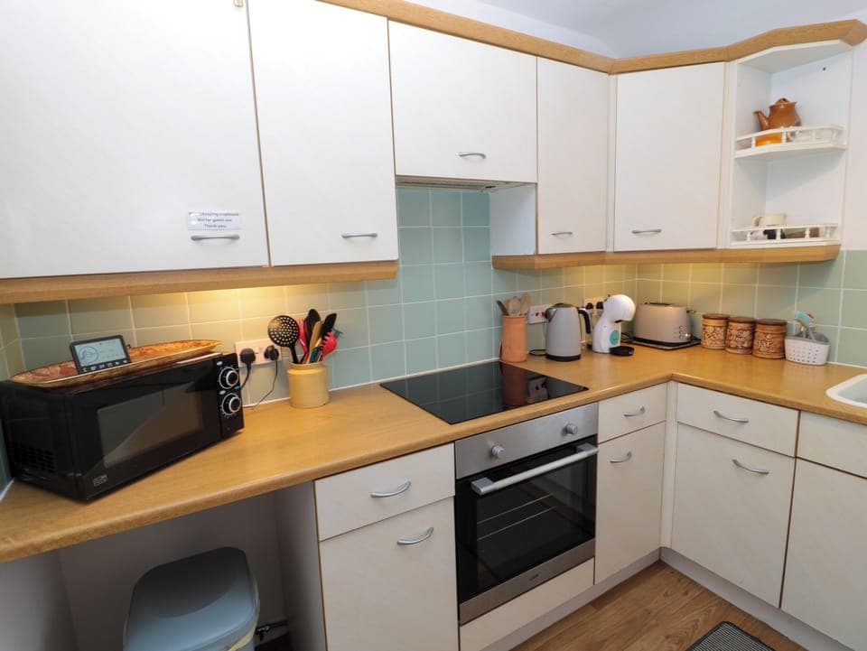 Cottage | Private kitchen | Fridge, dishwasher, electric kettle, toaster
