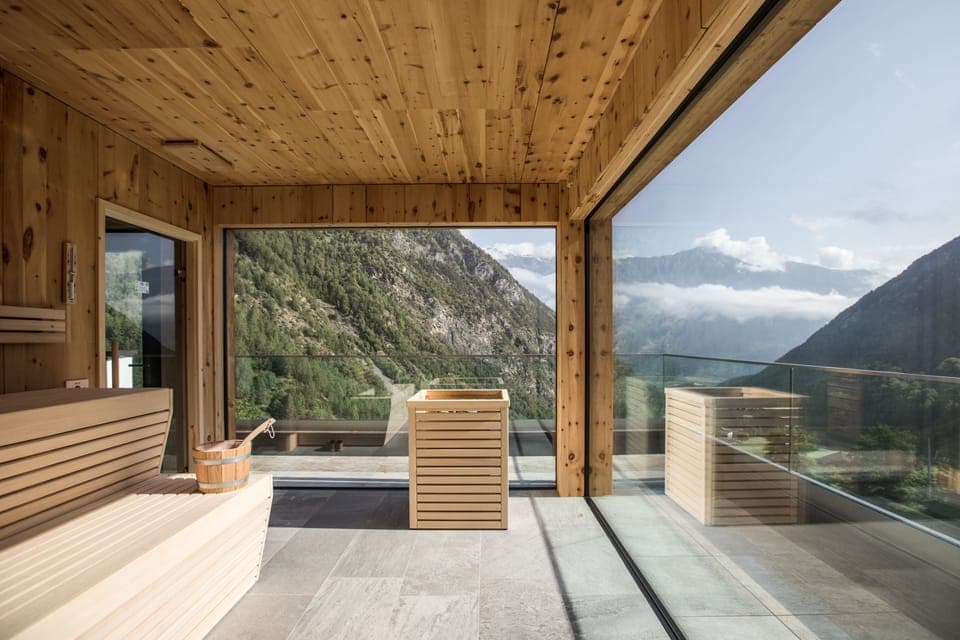 Sauna, body treatments, aromatherapy, hot stone massages