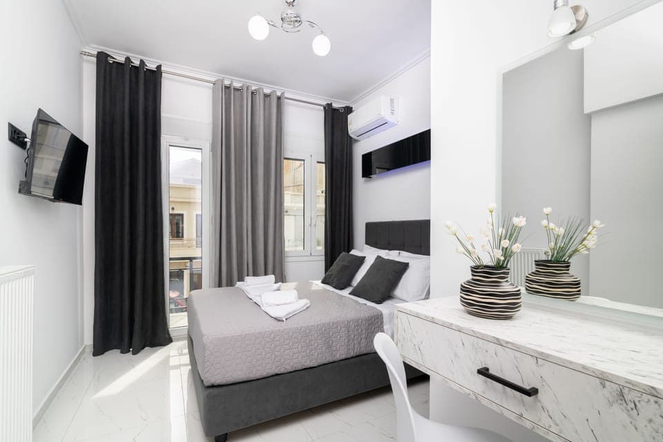 3 bedrooms, Egyptian cotton sheets, premium bedding, blackout drapes