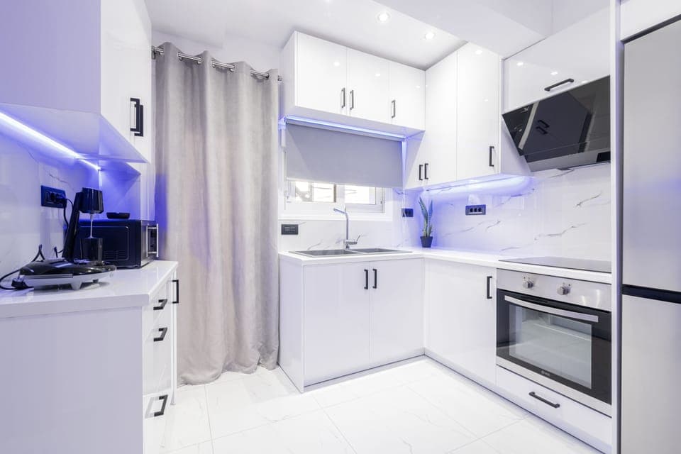 Full-size fridge, microwave, oven, stovetop