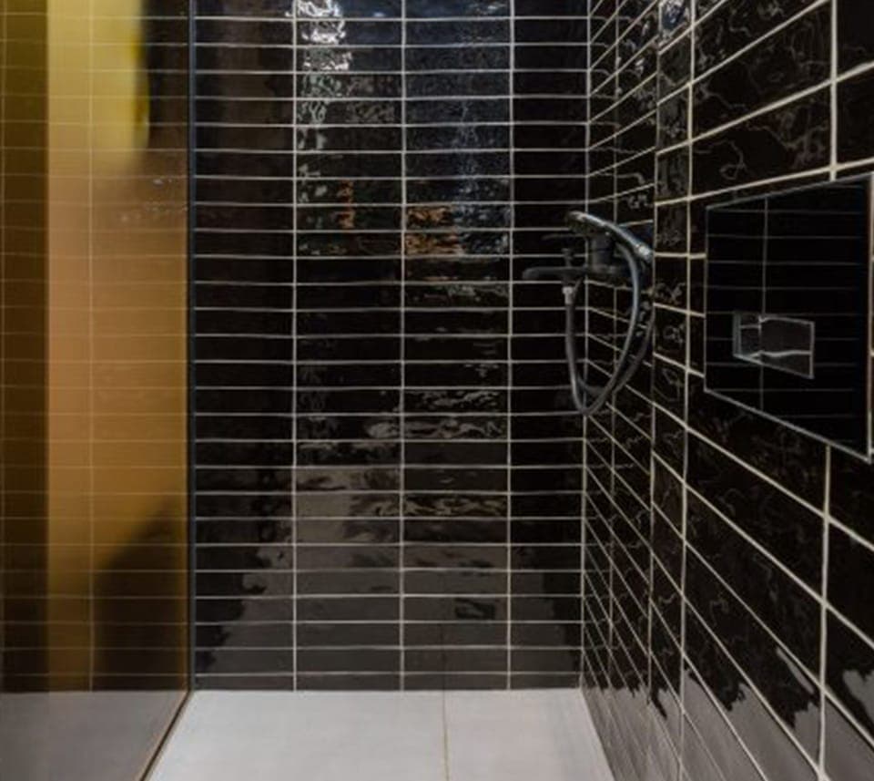 Economy Double Room | Bathroom | Shower, designer toiletries, hair dryer, towels