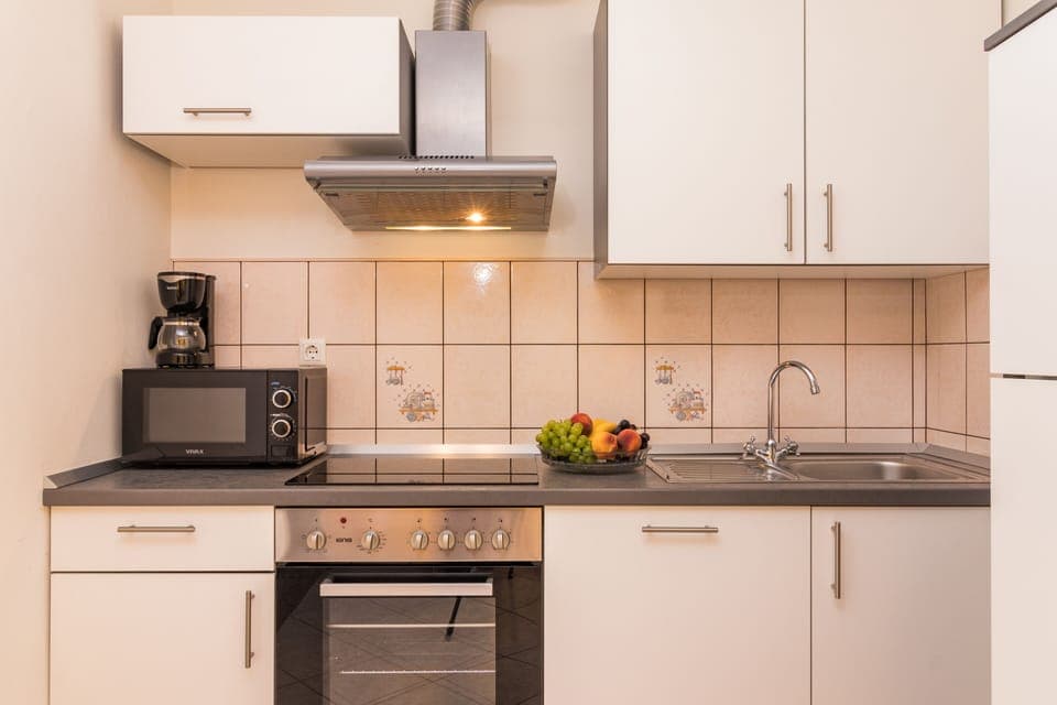 Classic Apartment | Private kitchen | Fridge, oven, stovetop, coffee/tea maker