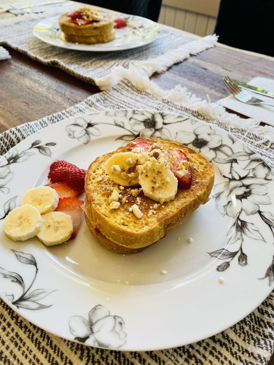 Daily cooked-to-order breakfast (CAD 25 per person)