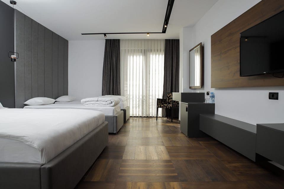 Deluxe Quadruple Room | Desk, laptop workspace, soundproofing, free WiFi