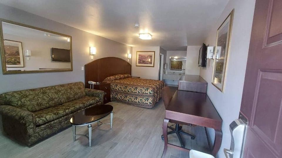 Comfort Room, 1 King Bed | Living area