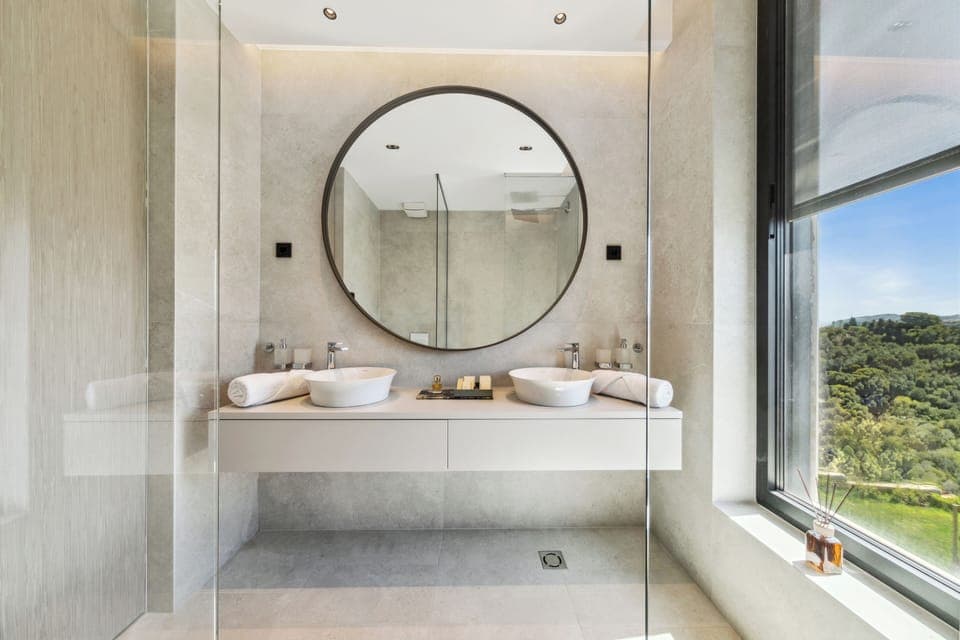 Shower, rainfall showerhead, free toiletries, hair dryer