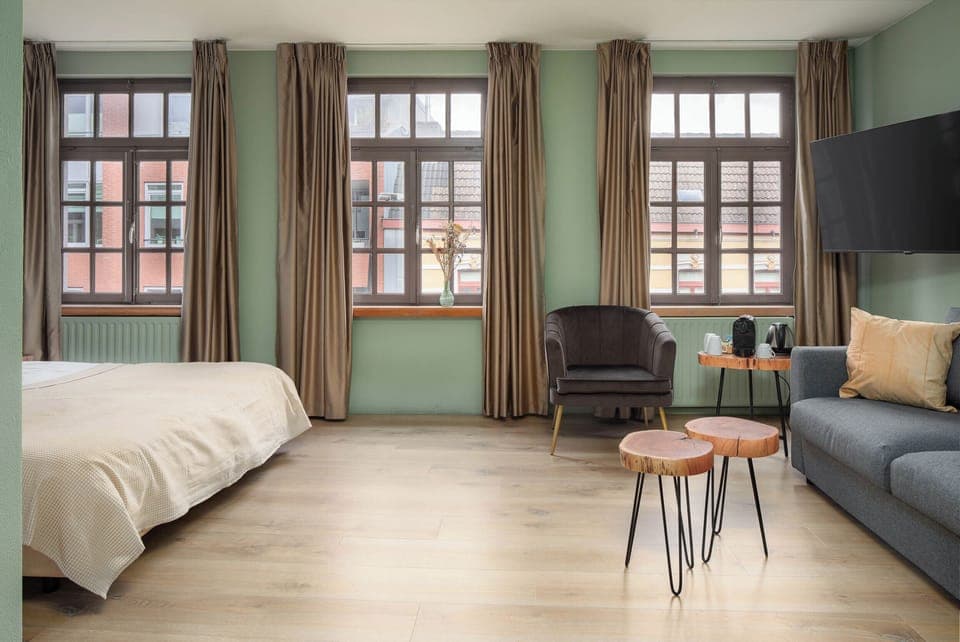 Soundproofing, free WiFi, bed sheets