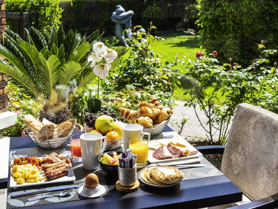 Daily buffet breakfast (EUR 19 per person)