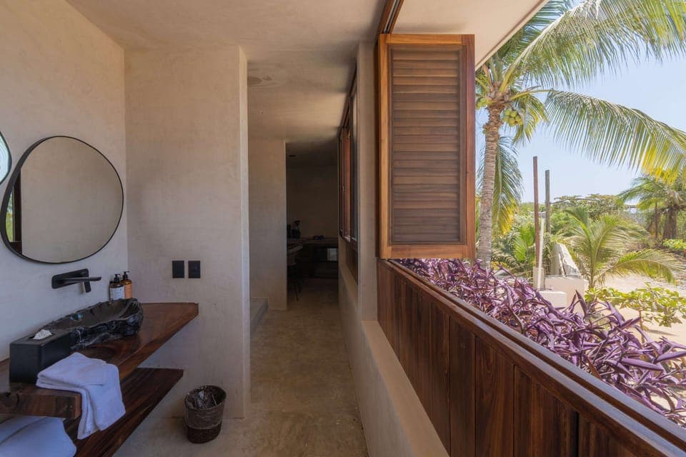 Deluxe Suite | Bathroom | Rainfall showerhead, free toiletries, hair dryer, bathrobes