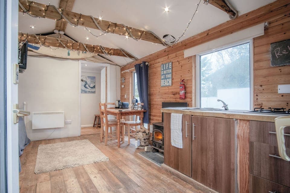 32-inch TV with cable channels, fireplace