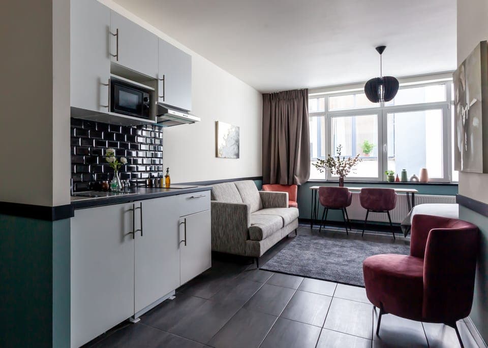 Microwave, stovetop, electric kettle, cookware/dishes/utensils