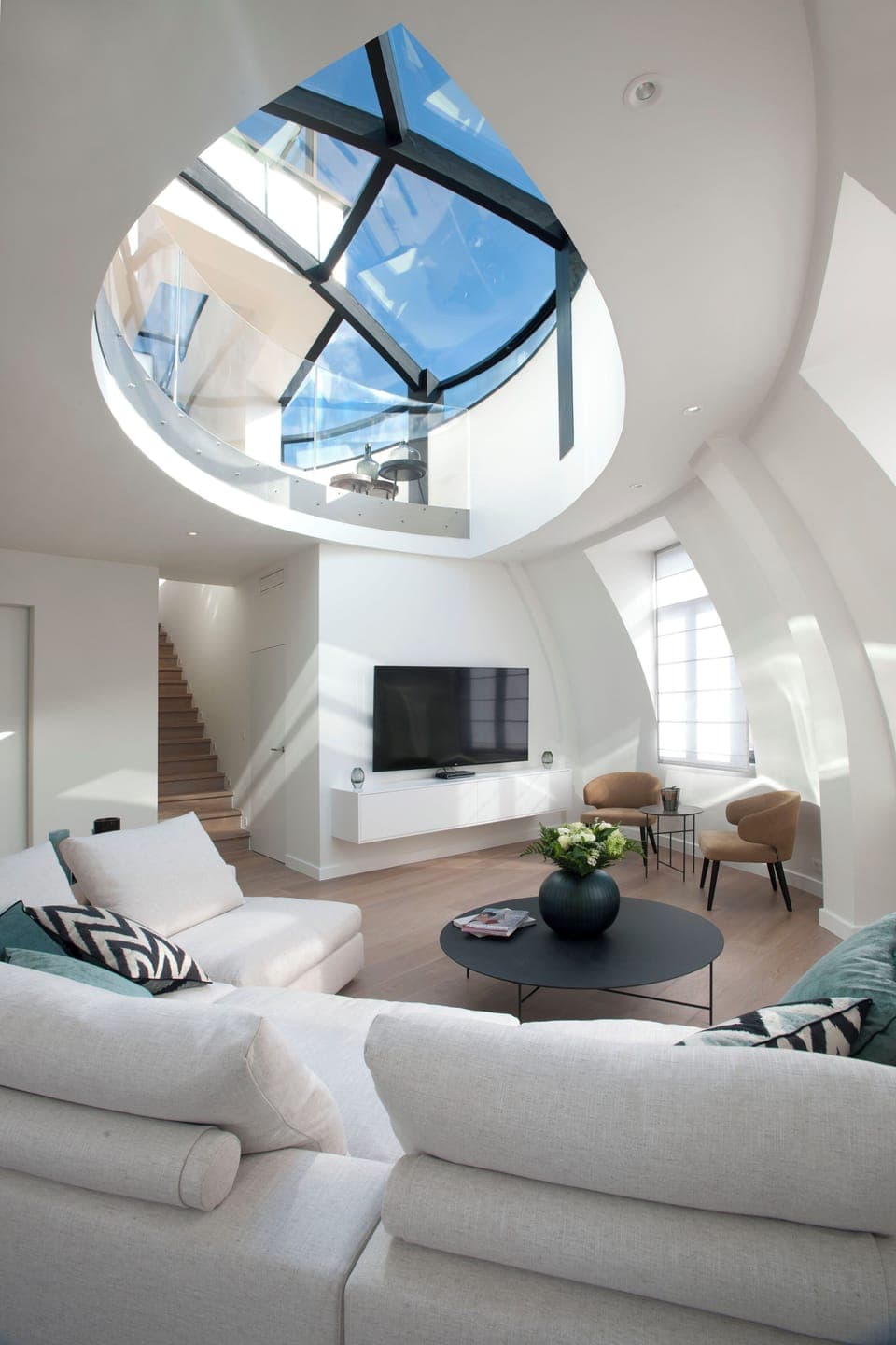 100-cm TV with cable channels, fireplace, Netflix