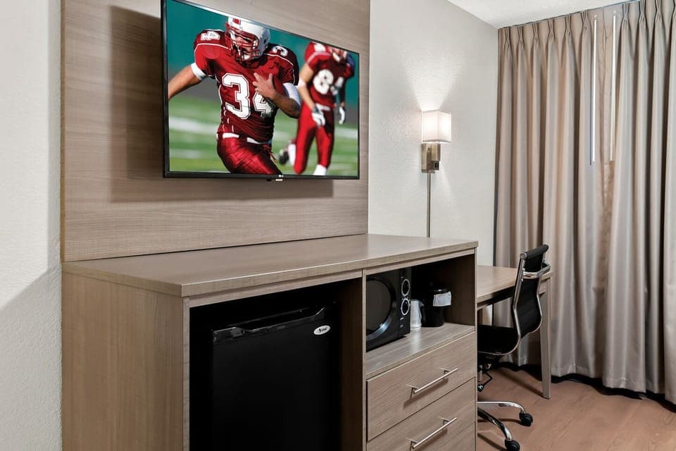 Deluxe Room, 1 Queen Bed, Non Smoking | Desk, laptop workspace, free WiFi, bed sheets