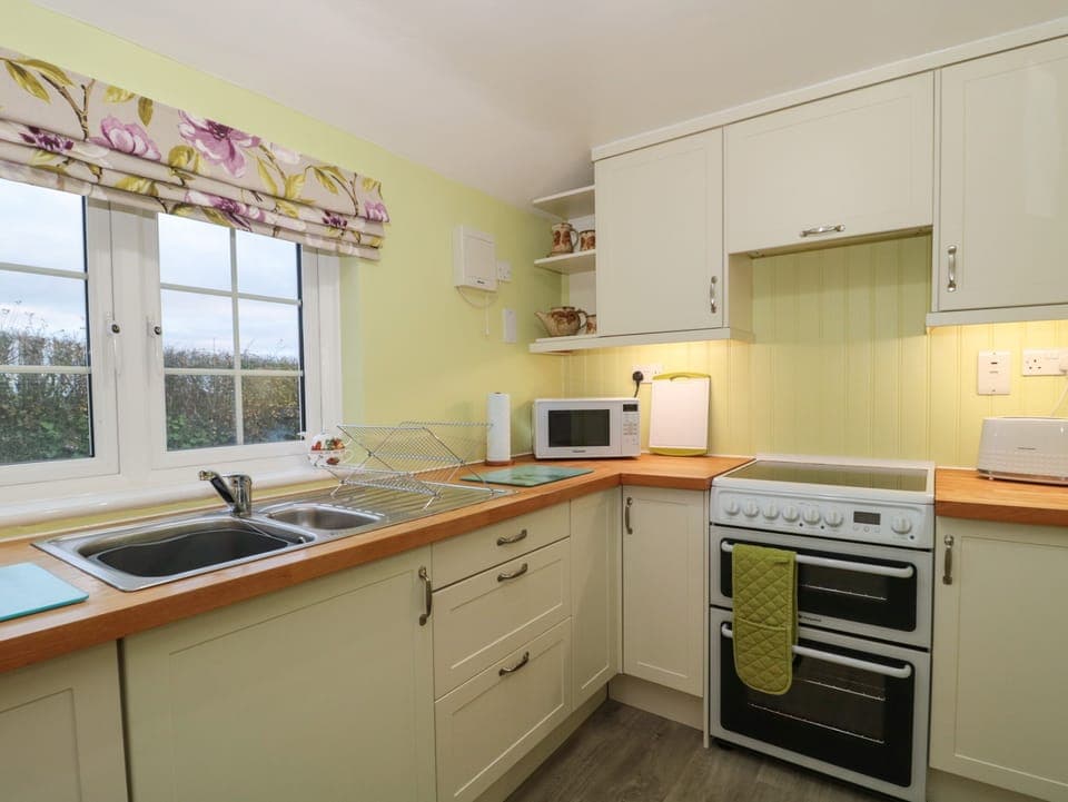 Dishwasher, electric kettle, toaster, cookware/dishes/utensils