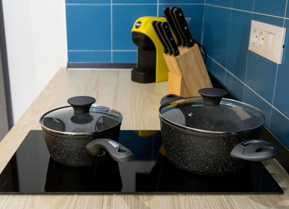 Classic Room | Private kitchen | Fridge, stovetop, coffee/tea maker, cookware/dishes/utensils