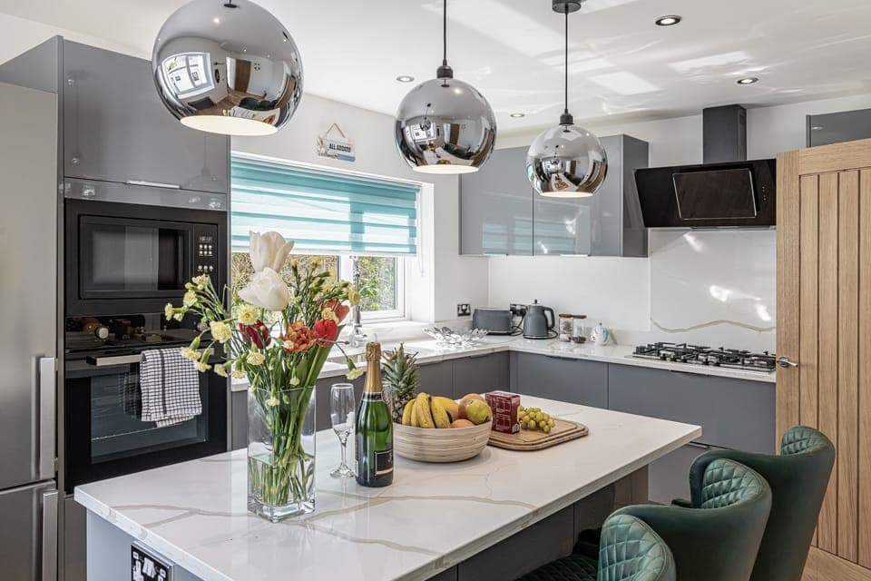 Dishwasher, electric kettle, toaster, cookware/dishes/utensils