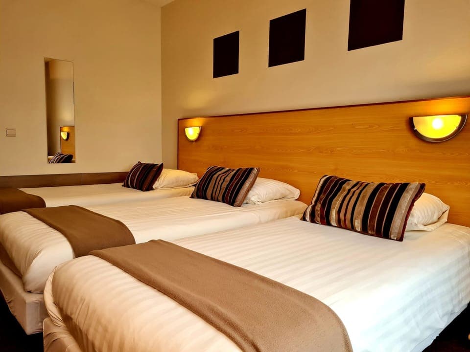 Triple Room | Desk, free WiFi