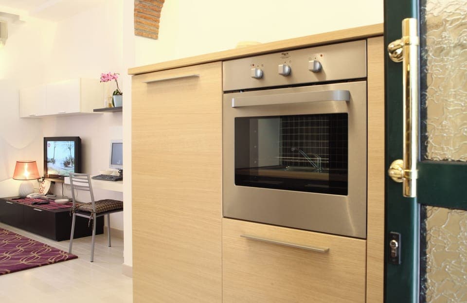 Apartment, 2 Bedrooms (Glicine) | Private kitchen | Fridge, microwave, oven, stovetop