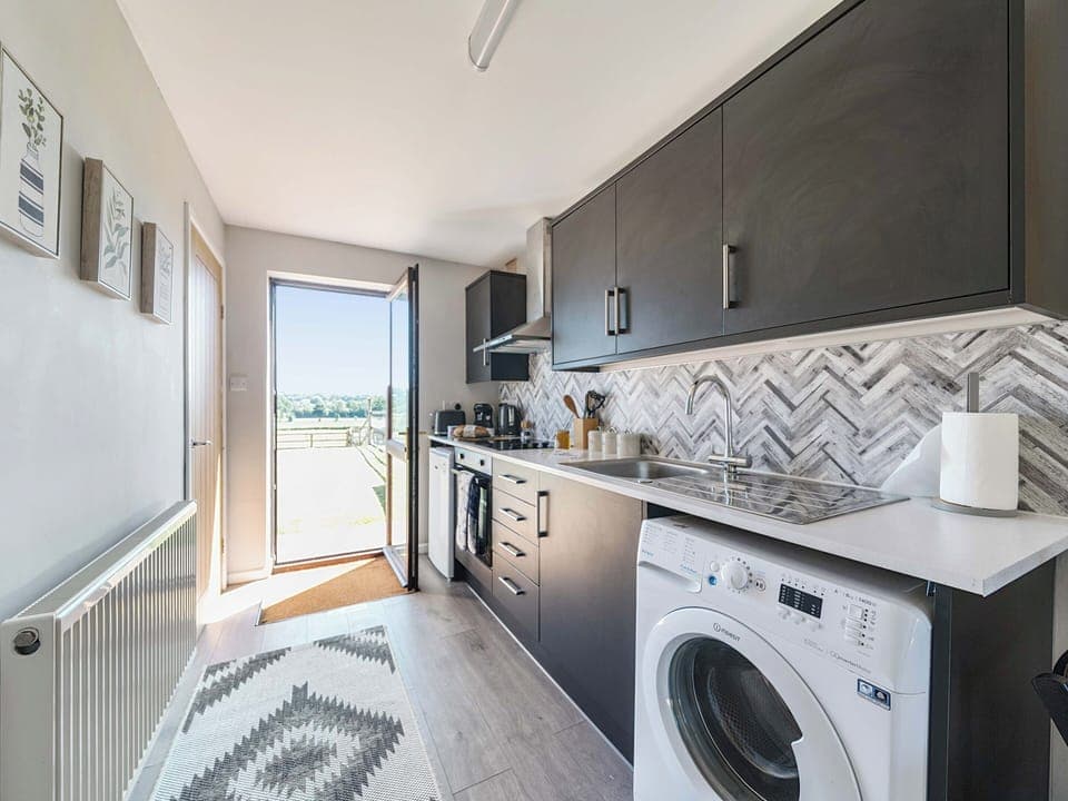 Cottage | Private kitchen | Fridge, electric kettle, toaster, cookware/dishes/utensils