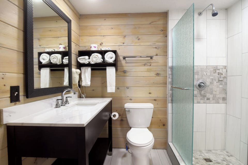 Room, 1 King Bed | Bathroom | Free toiletries, hair dryer, towels