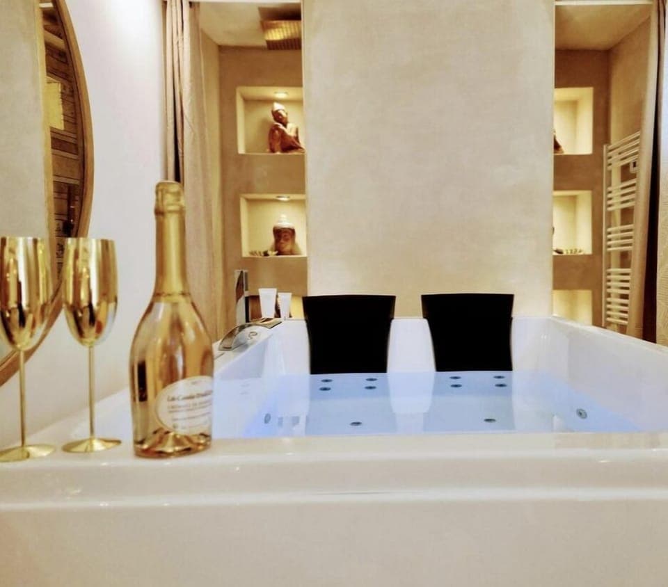 Suite prestige XL, baignoire à jets | Individually decorated, free WiFi, bed sheets