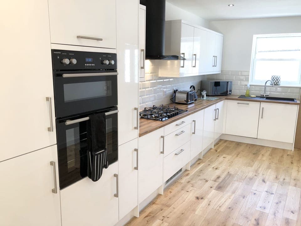 Classic House | Private kitchen | Full-size fridge, microwave, oven, stovetop