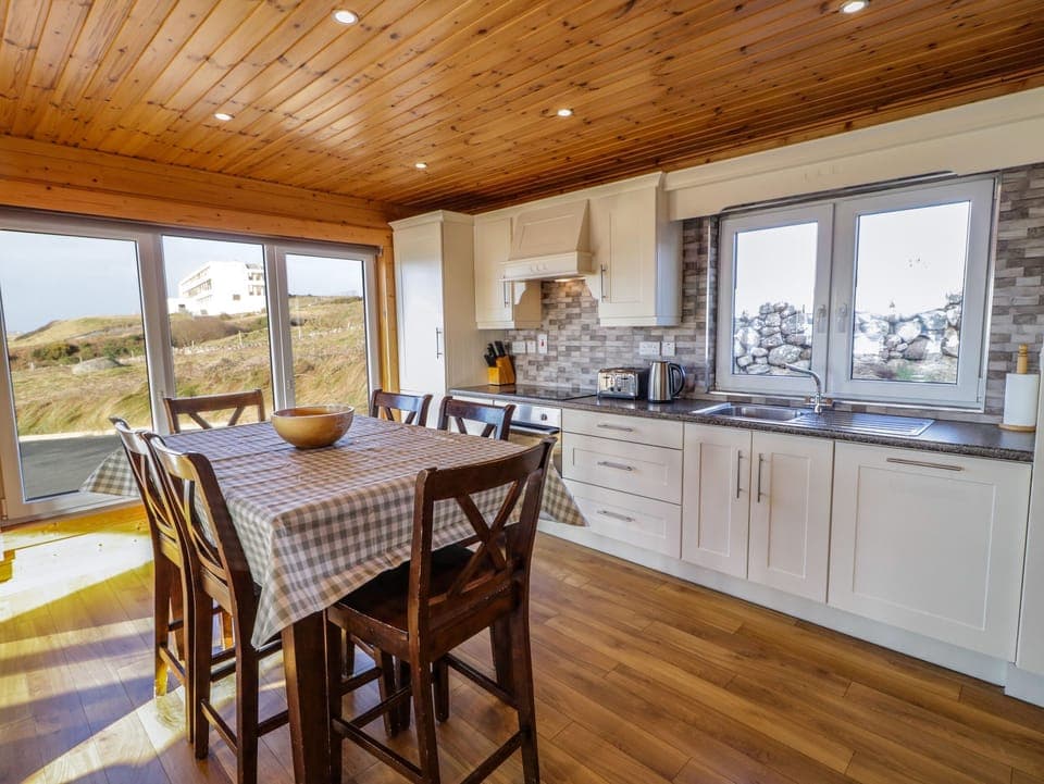 Electric kettle, toaster, cookware/dishes/utensils