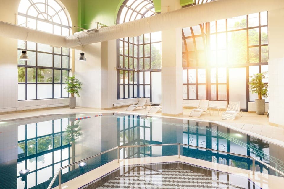 Indoor pool, sun loungers