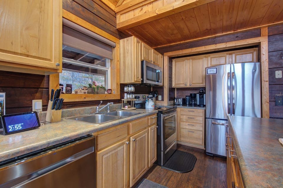 Cabin, Multiple Beds, Pool Access | Private kitchen | Fridge, microwave, oven, stovetop
