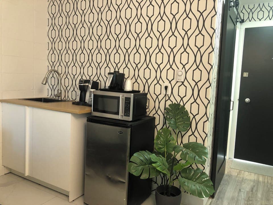 Studio Suite, 1 King Bed, Kitchenette | Private kitchenette | Fridge, microwave, coffee/tea maker