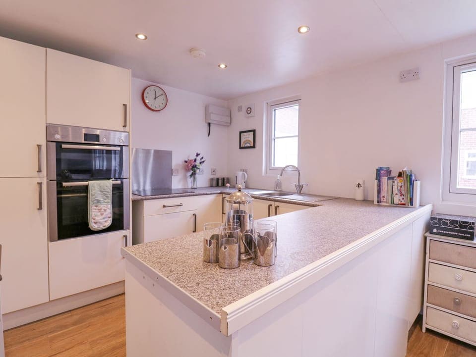 Dishwasher, electric kettle, toaster, cookware/dishes/utensils