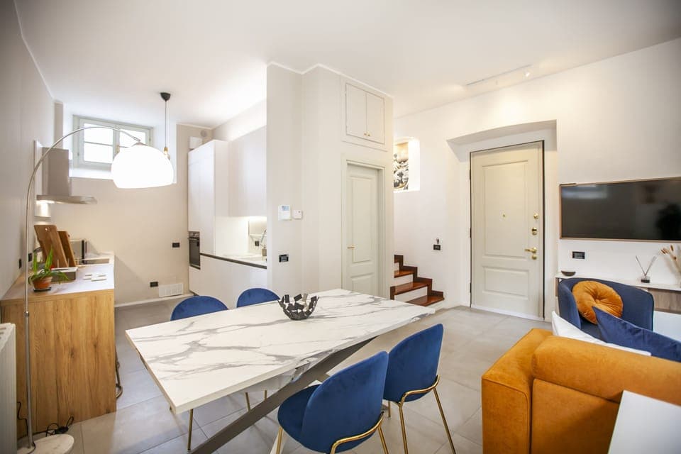 Deluxe Apartment | Private kitchen | Fridge, microwave, oven, stovetop