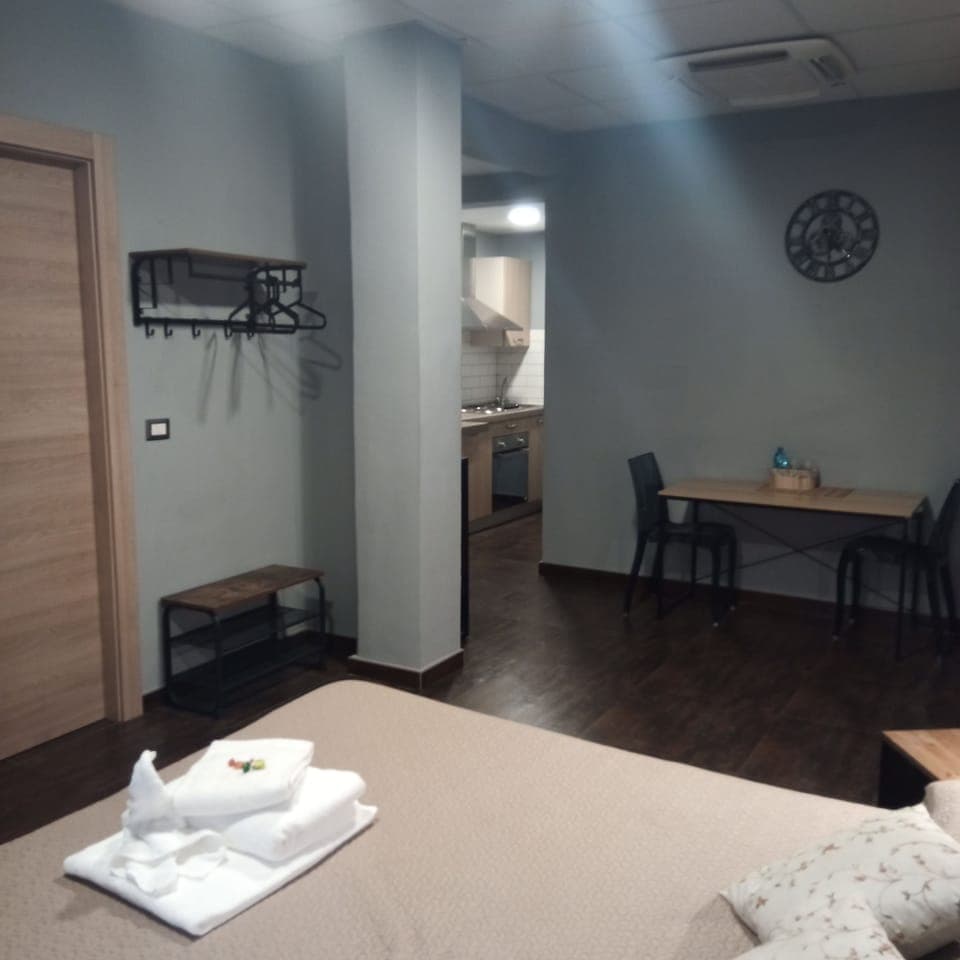 Deluxe Studio Suite, City View | Frette Italian sheets, premium bedding, free WiFi