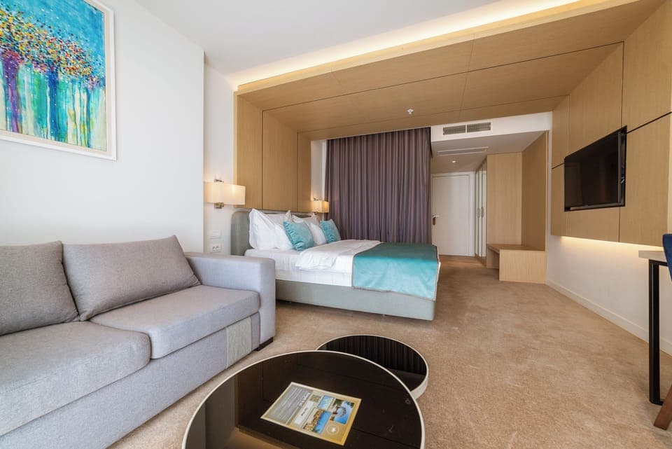 Premium Room | Premium bedding, minibar, desk, soundproofing