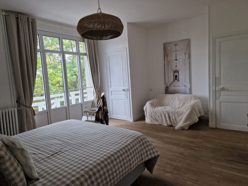 Travel crib, free rollaway beds, free WiFi, bed sheets