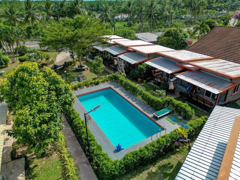 Outdoor pool, free cabanas, sun loungers