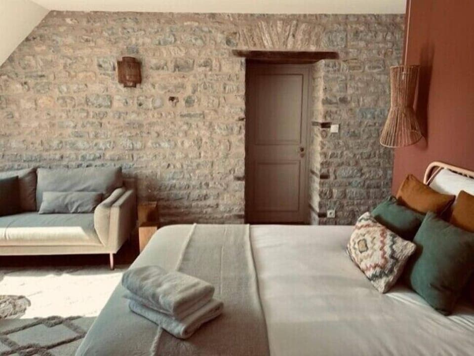 Standard Room, 1 Queen Bed, Private Bathroom, Garden View | Individually decorated, individually furnished, desk, laptop workspace