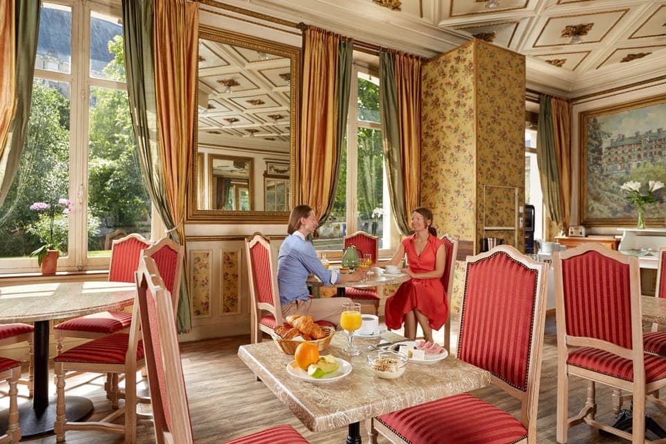 Daily continental breakfast (EUR 11 per person)