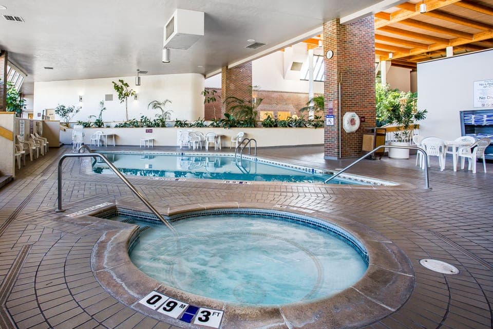 Indoor spa tub