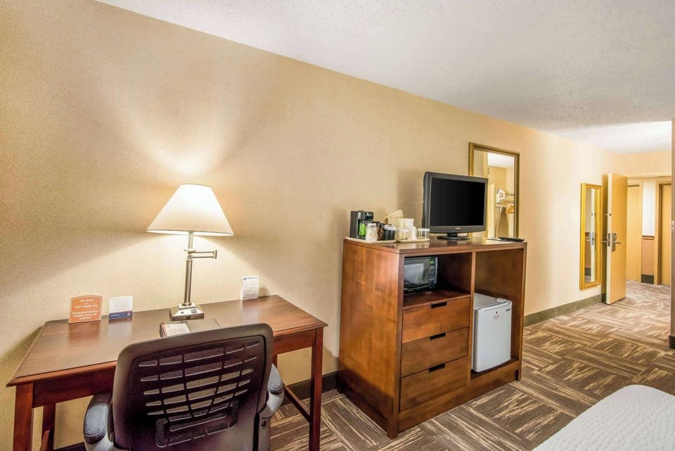 Standard Double Room, 2 Double Beds, Non Smoking | Desk, blackout drapes, iron/ironing board, free cribs/infant beds