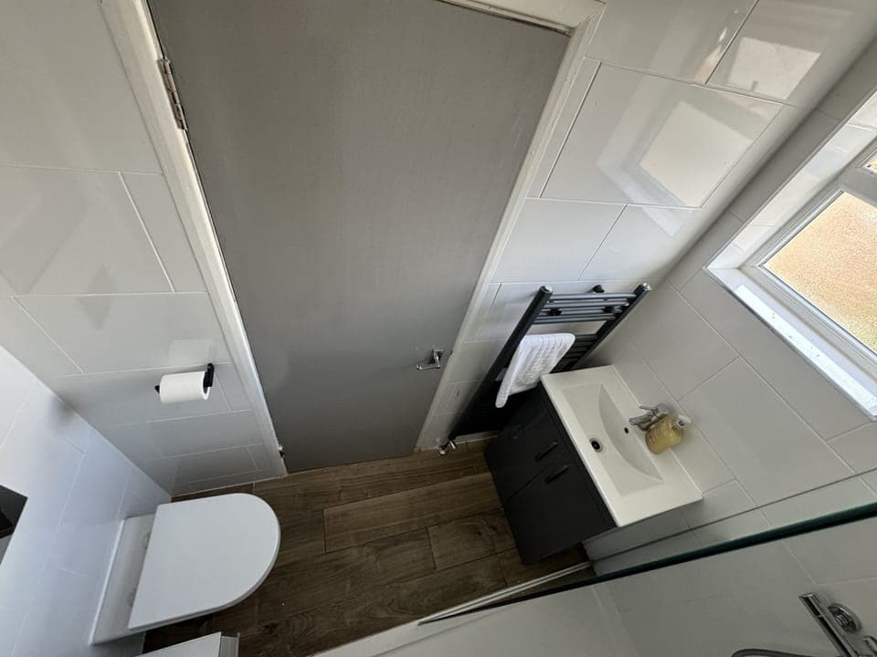 Comfort Single Room, Ensuite | Bathroom | Combined shower/tub, towels