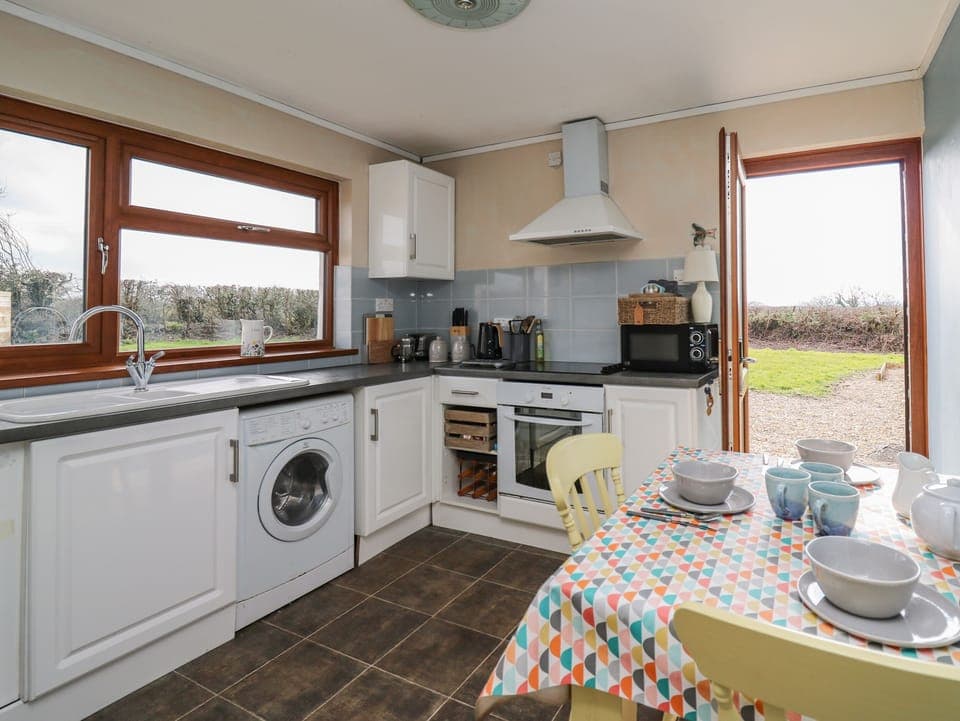 Electric kettle, toaster, cookware/dishes/utensils