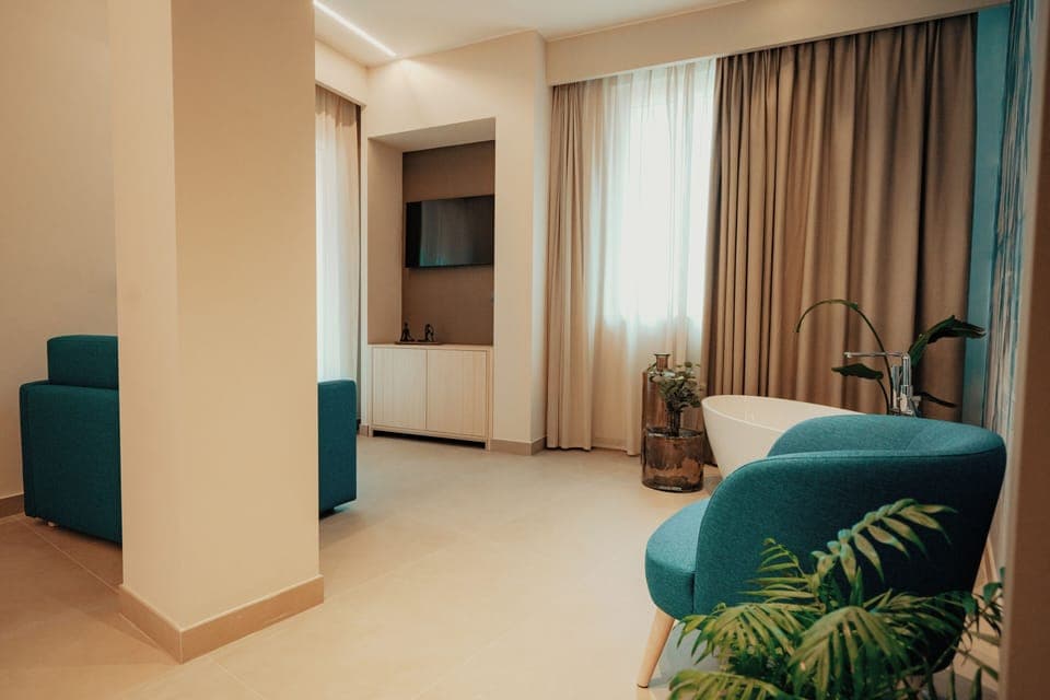 Luxury Studio Suite, 1 King Bed, Sea View | Room amenity