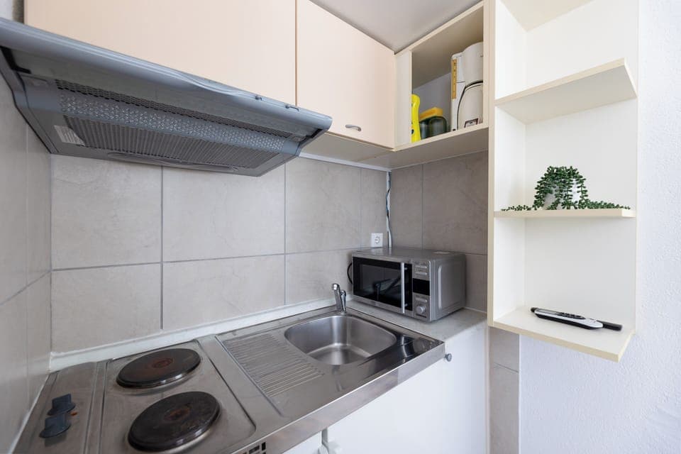 Basic Studio Suite, Garden View | Private kitchen | Mini-fridge