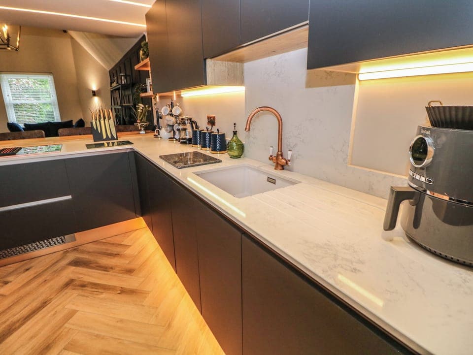 Cottage | Private kitchen | Fridge, dishwasher, electric kettle, toaster