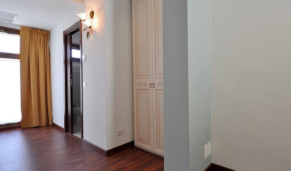 Minibar, desk, soundproofing, free cribs/infant beds