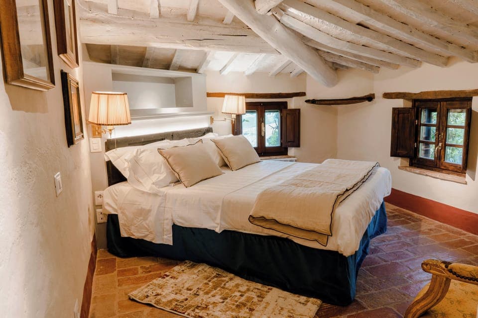 Standard Room, 1 King Bed | In-room safe, desk, free WiFi