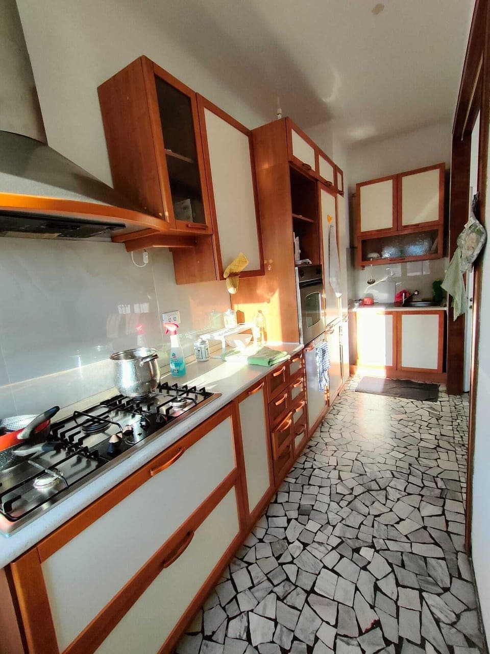 Full-size fridge, microwave, oven, stovetop