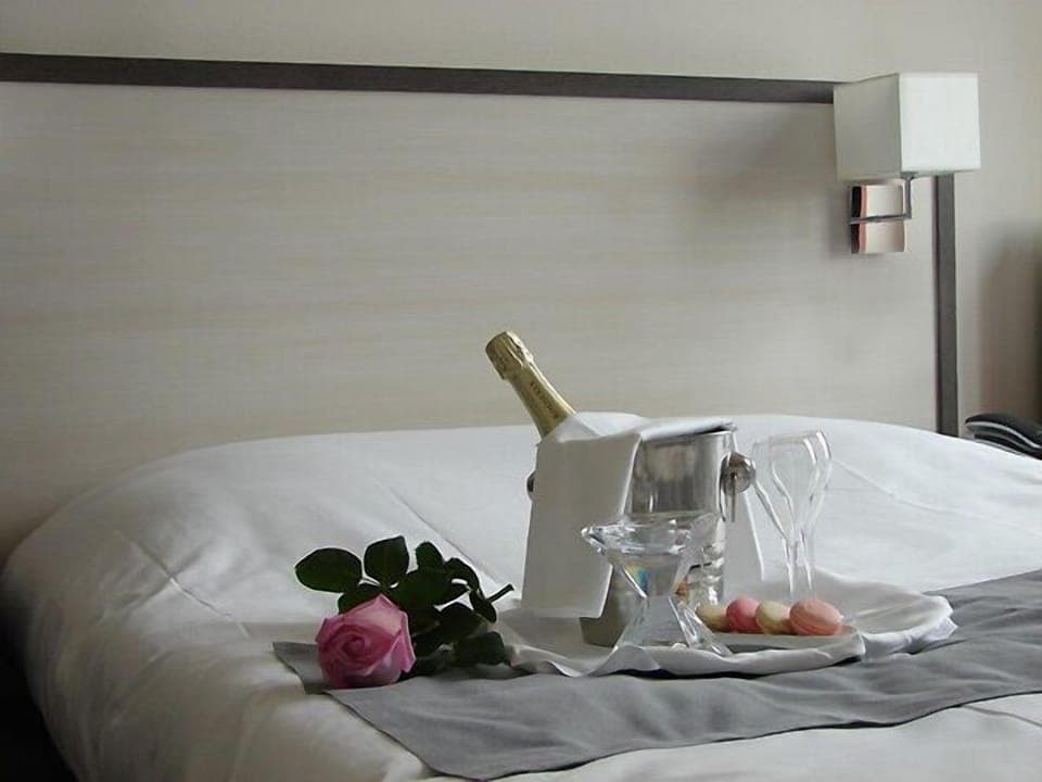 Desk, laptop workspace, soundproofing, free cribs/infant beds